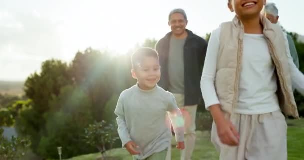 Spaß Natur Und Großeltern Beim Spazierengehen Mit Ihren Enkeln Park — Stockvideo