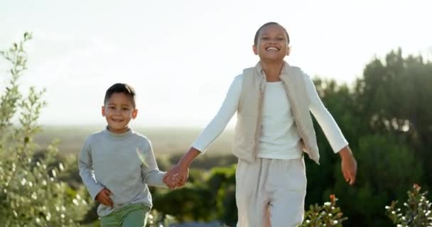 Çocuklar Kız Erkek Parkta Ele Tutuşuyorlar Yaz Güneşinde Gülümseyerek Birlikte — Stok video