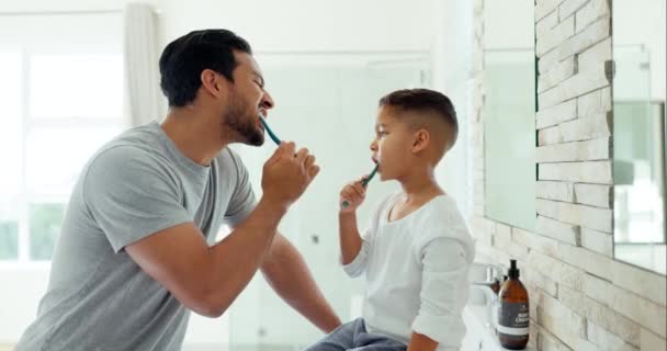 孩子和如何在浴室刷牙的卫生 早上一起例行公事和健康的学习 男孩的家人 以及用牙刷清洁牙齿 以自我照顾呼吸清新 — 图库视频影像