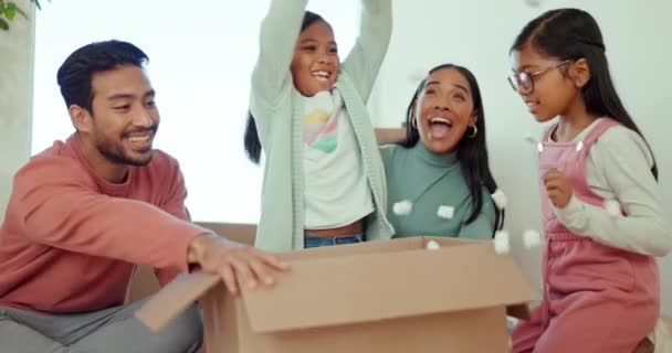 Anne Baba Çocuklar Yeni Evlerinde Kutuları Oyuncakları Yeni Bir Başlangıç — Stok video
