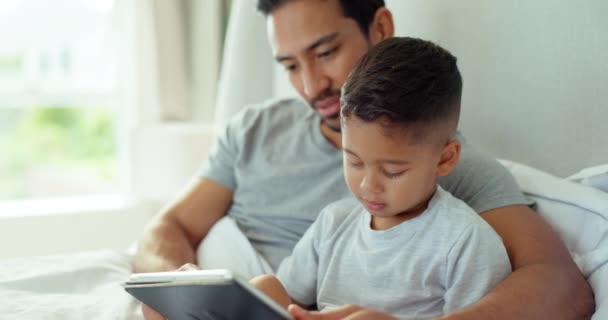 孩子或平板电脑在卧室游戏 在线学习或流媒体多媒体网站 父亲和男孩早上在数字技术上放松一下 在家里一起看卡通片或电影 — 图库视频影像
