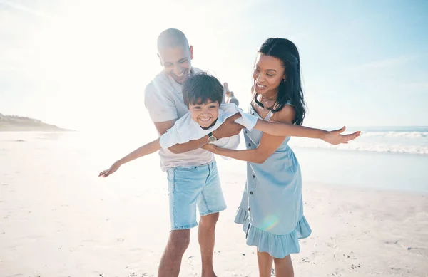 Παραλία Ευτυχισμένοι Και Γονείς Πετούν Παιδί Τους Στην Άμμο Δίπλα — Φωτογραφία Αρχείου