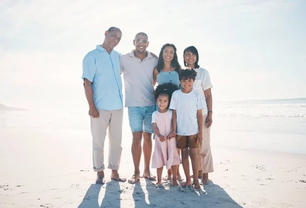 Ταξίδι Παραλία Και Πορτρέτο Ευτυχισμένης Οικογένειας Παππούδες Στη Θάλασσα Στον — Φωτογραφία Αρχείου
