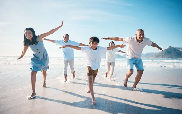Fly Παραλία Και Ευτυχισμένη Οικογένεια Τρέχει Διακοπές Μαζί Στη Θάλασσα — Φωτογραφία Αρχείου