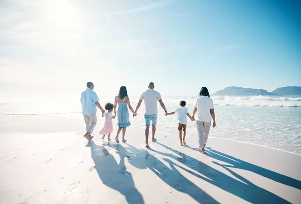 Ταξίδι Παραλία Και Μεγάλη Οικογένεια Περπάτημα Στις Διακοπές Μαζί Στη — Φωτογραφία Αρχείου