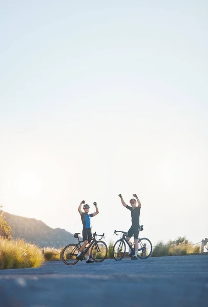 Mountain Celebration Male Athletes Cycling Bicycles Training Race Marathon Nature — Stock Photo, Image