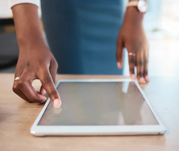 Model Dijital Tablet Kadını Tasarım Araştırma Uygulama Geliştirme Için Elleri — Stok fotoğraf