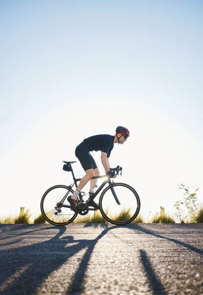 Mountain Fitness Och Man Idrottsman Cykel Träning För Ett Lopp — Stockfoto