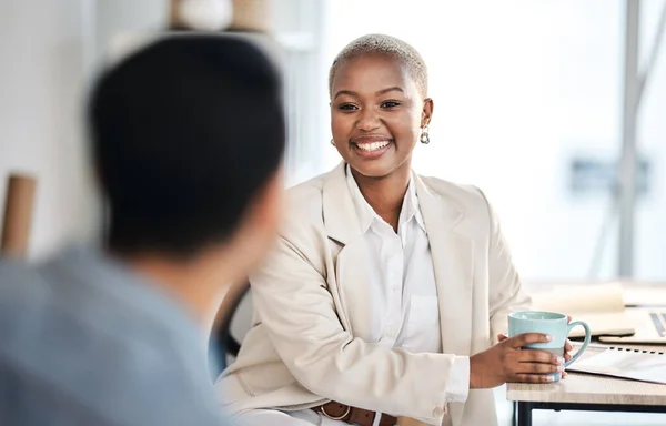 黑人女性 与商界交流 与成功沟通 公司成长及微笑 快乐的女性 员工和团队合作 交谈和伙伴关系 — 图库照片