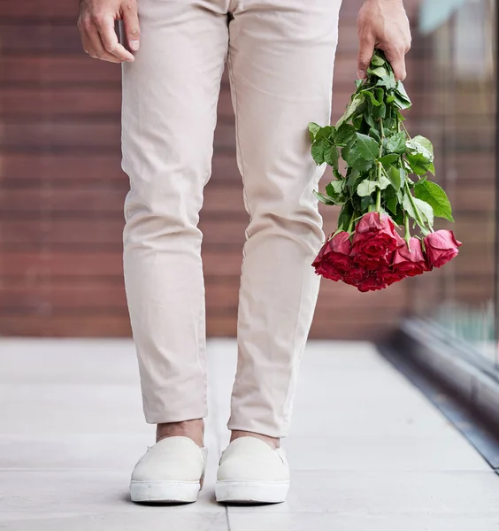Miłość Nogi Mężczyzna Bukietem Róż Romans Teraźniejszość Daje Nadzieję Walentynki — Zdjęcie stockowe