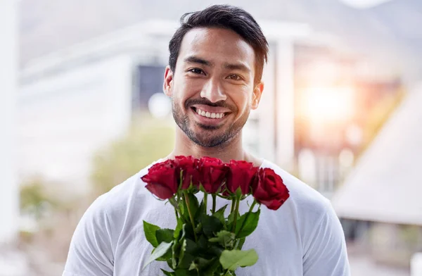 デートのためのバラの花束を持つ笑顔 肖像画や男 ロマンスとバレンタインデーへの希望 愛の告白 ロマンチックな贈り物 提案や関与のために街の外で花を保持幸せな男性 — ストック写真