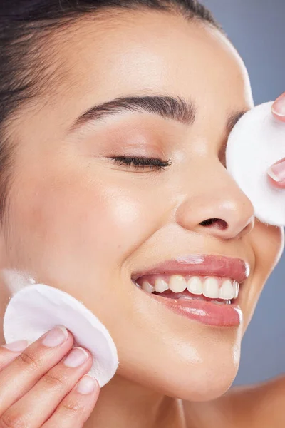Skincare Pad Kapas Dan Perempuan Asia Studio Untuk Pembersihan Makeup — Stok Foto