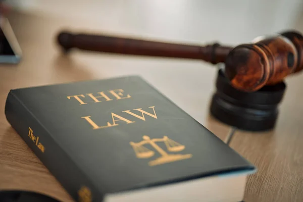 Δικαιοσύνη Βιβλίο Δικαίου Και Σφυρί Στο Δικαστήριο Για Την Αλήθεια — Φωτογραφία Αρχείου
