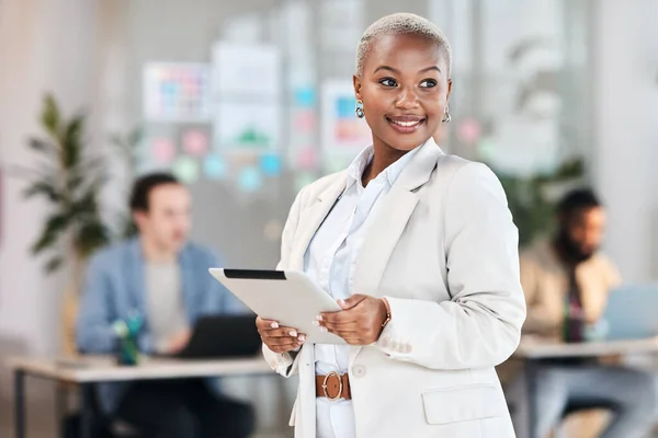Gülümse Tablet Ofiste Siyahi Bir Kadın Var Model Liderlik Acente — Stok fotoğraf