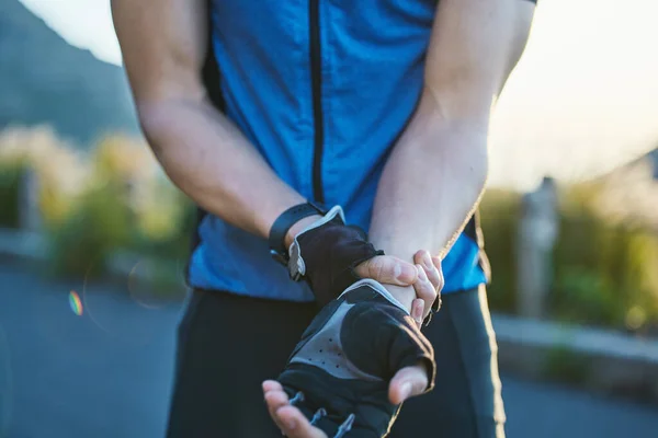 Homem Ciclismo Dor Pulso Com Lesão Estresse Mãos Para Músculo — Fotografia de Stock