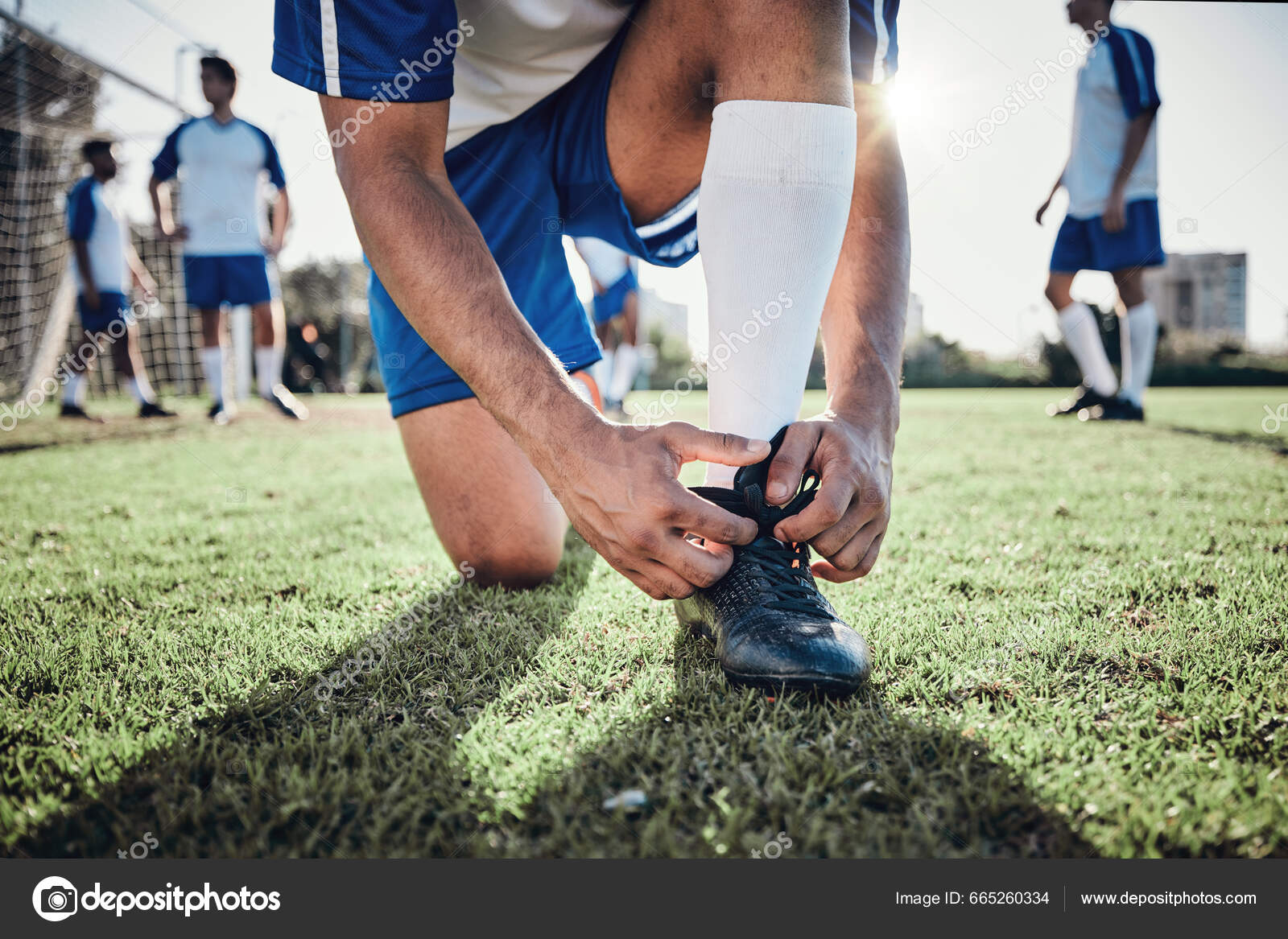 Jogador De Futebol Pronto Para Jogar No Início Do Jogo No Campo De