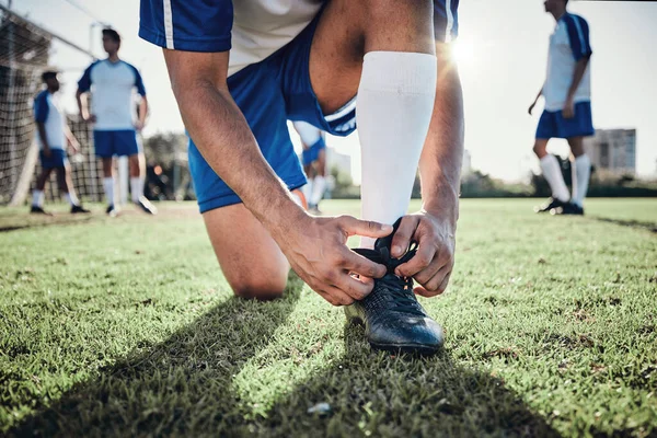 在足球场上的手 人和鞋子 准备训练或健身比赛 足球运动员或运动员在运动 竞赛和草场比赛中准备好运动鞋花边 — 图库照片