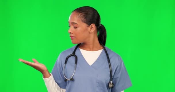 広告の選択 オプションまたは決定のための緑の画面上のヘルスケア 看護師や手や手のひら ケアまたは手術のためのオープン手を持つ女性医師の肖像画スタジオでShruggingまたは不明瞭ながら — ストック動画