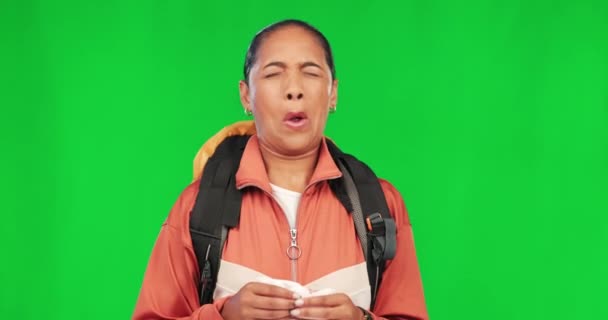 Estornudar Senderismo Mujer Enferma Pantalla Verde Estudio Aislado Una Maqueta — Vídeo de stock
