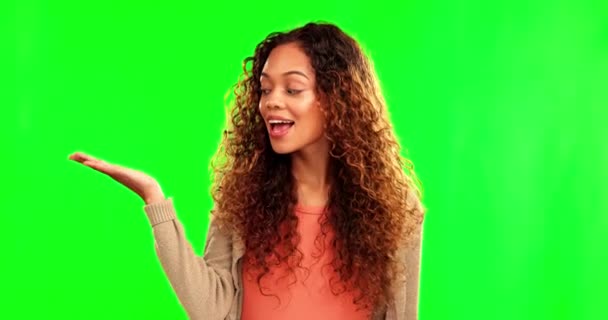 Szczęśliwa Kobieta Ręce Reklamy Decyzji Zielonym Ekranie Tle Studio Portret — Wideo stockowe