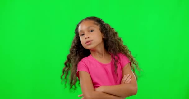 脸蛋和穿着休闲 时髦和时尚儿童服装的孩子们在工作室里与绿色屏幕合影 有自信的 甜美的 被铬色背景隔开的交叉臂膀的女模特肖像 — 图库视频影像