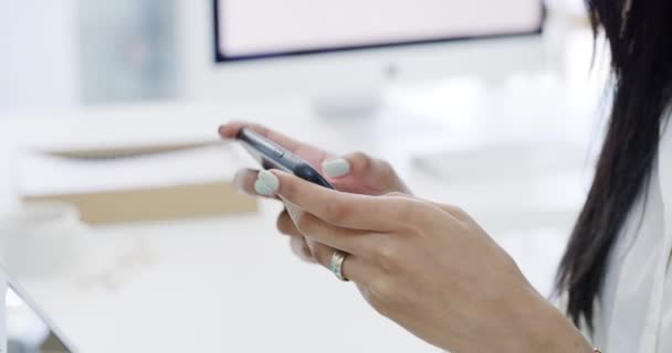 オフィスでのコミュニケーションやオンライン研究のためのビジネス女性 手や電話のテキストメッセージ 職場での閲覧 チャット ネットワーキングのための携帯電話アプリに入力する女性従業員の手 — ストック動画