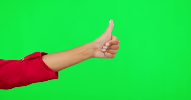 大拇指向上的标志和一个人在绿色屏幕上的支持 像情感或感谢你 在工作室背景下展示图标或符号供评审 反馈或投赞成票和动机的女性 — 图库视频影像
