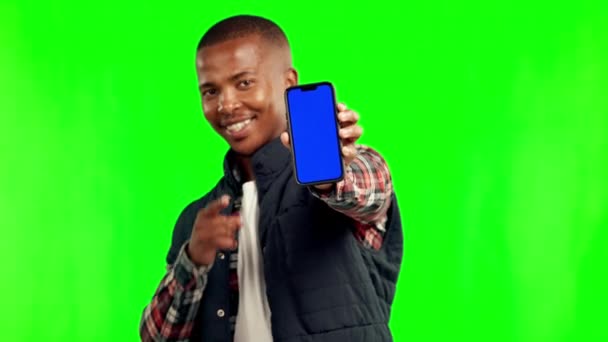 Schwarzer Mann Gesicht Und Punkt Mit Telefon Durch Grünen Bildschirm — Stockvideo