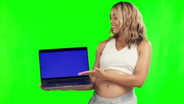 Беременная Женщина Ноутбук Макет Зеленом Экране Рекламы Фоне Студии Портрет — стоковое видео