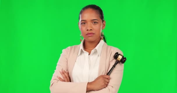 Уверенность Лицо Женщина Судья Молотком Студии Зеленым Экраном Готовым Судебному — стоковое видео
