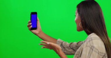 Kadın, telefon ve video yeşil ekran üzerinde Gen Z iletişimi, ağ oluşturma ve nüfuz edici tavsiye veya ipuçları için. Sanal, akıllı telefon ve mutlu kişi, stüdyo arka planında canlı yayında..