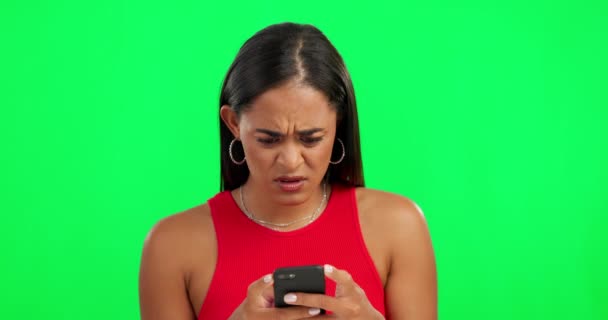 Stres Zmatený Žena Telefonem Zelené Obrazovce Studiu Úzkostí Podvod Chyba — Stock video