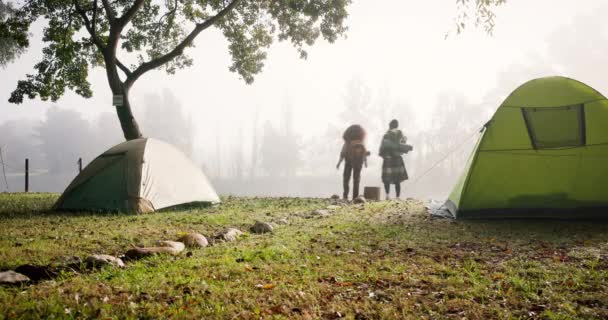 Kobiety Przyjaciół Spacer Camping Plenerze Przyrodzie Sylwetka Mgła Przygodę Wakacje — Wideo stockowe