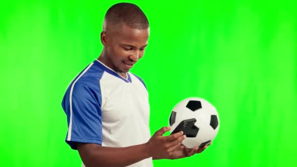 背景のモックアップに隔離されたスタジオで緑の画面上の電話でサッカー スポーツ 黒人男性 トレーニング フィットネスのための運動のためのボールを持つサッカー モバイルと幸せなアフリカの選手 — ストック動画