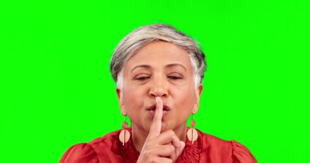 Sekret Zielony Ekran Starsza Kobieta Studiu Cichą Lub Milczącą Miną — Wideo stockowe