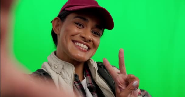 Šťastná Žena Úsměv Mírové Znamení Pro Selfie Zelené Obrazovce Pozadí — Stock video