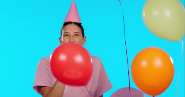 Születésnap Boldog Lufik Egy Nővérnővel Stúdióban Elszigetelve Kék Háttérben Egy — Stock videók