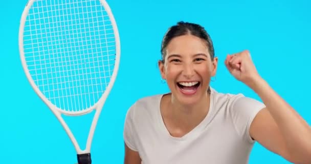 Arc Tenisz Ütő Ünneplés Stúdióban Elszigetelt Kék Háttérrel Portré Sport — Stock videók