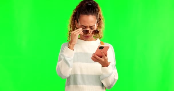 ニュースのための緑の画面上の電話でショック 驚きの顔と女性 ソーシャルメディア インターネット オンラインのためのWtf反応を持つ女性のゴシップ 何と肖像画 — ストック動画