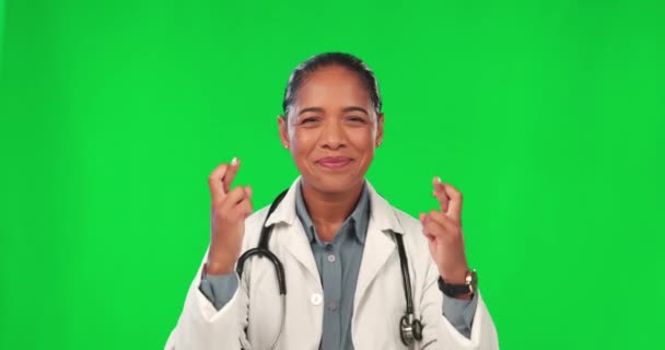 Πρόσωπο Γυναίκα Και Γιατρός Σταυρωμένα Δάχτυλα Πράσινη Οθόνη Και Ελπίδα — Αρχείο Βίντεο