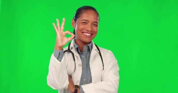 医療の成功 サポートまたはサービスの卓越性の緑の画面上のOk絵文字 顔や医師 幸せな医療労働者やラテン女性のためのヘルプサイン 良い仕事やはい手上のスタジオの背景 — ストック動画