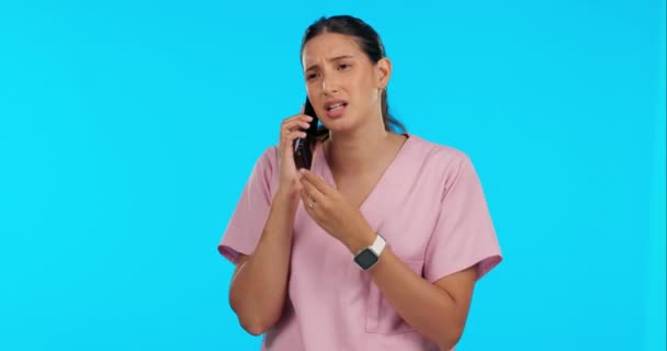 Komunikacja Zdrowotna Czas Kobieta Rozmowie Telefonicznej Odizolowana Niebieskim Tle Studiu — Wideo stockowe