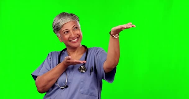 Green Screen Lächeln Ältere Frau Und Krankenschwester Geste Bei Medizin — Stockvideo