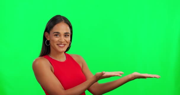 Szczęśliwa Kobieta Ręce Reklamy Lub Prezentacji Zielonym Ekranie Tle Studio — Wideo stockowe