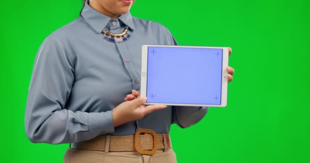 Layar Hijau Tablet Dan Tangan Wanita Dengan Mockup Pelacakan Penanda — Stok Video