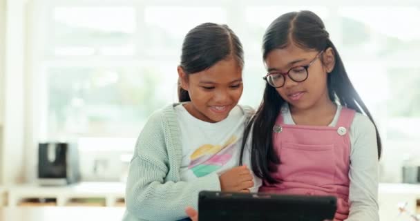 Kız Çocuklar Tablet Oyunlar Film Sosyal Uygulaması Için Aile Evinde — Stok video