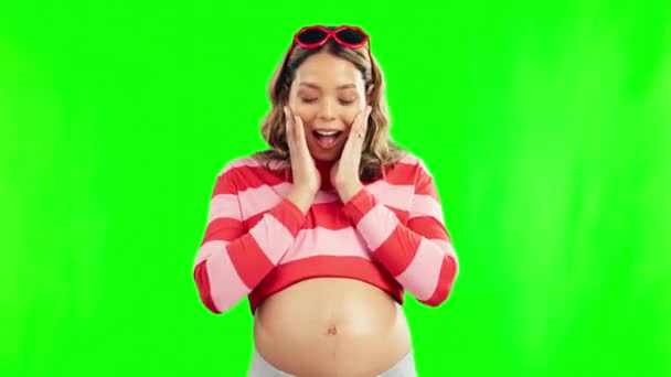 Överraskad Gravid Kvinna Och Baby Sparka Grön Skärm För Kropp — Stockvideo