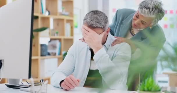 商人和在职妇女支持抑郁症 精神健康和工作焦虑的最后期限 大脑迷雾和同情有问题或危机的沮丧男人的管理者 — 图库视频影像