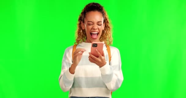 Mutlu Kadın Telefon Dans Yeşil Ekranda Stüdyoda Arka Planda Kazandığı — Stok video