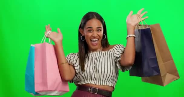 小売お祝い 成功と勝利 プレゼントやボーナスのためのショッピング 緑の画面と女性のダンス 幸せな人や顧客の贈り物 紙袋やスタジオの背景に興奮 — ストック動画